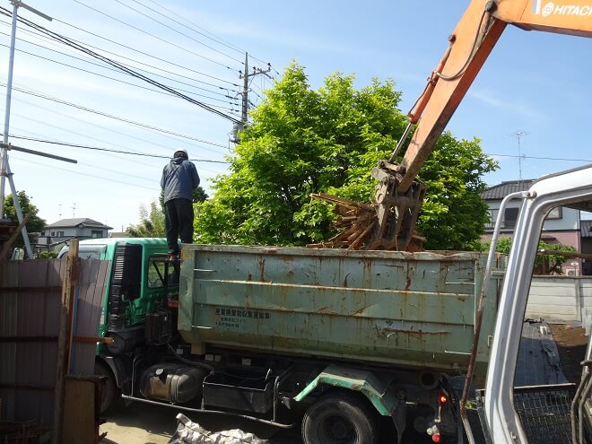 トラックに廃材を運んでいる様子