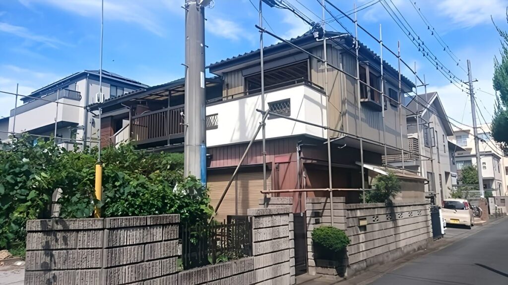 解体工事予定の二階建て住宅