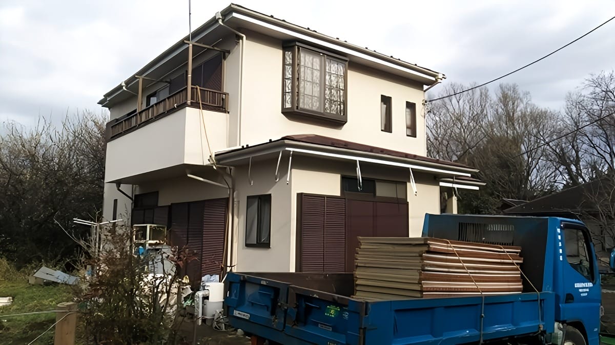 廃材を収集運搬車に積み込む様子