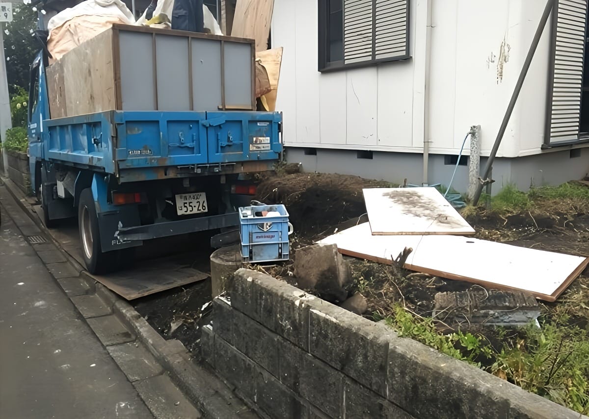 トラックに積まれた産業廃棄物