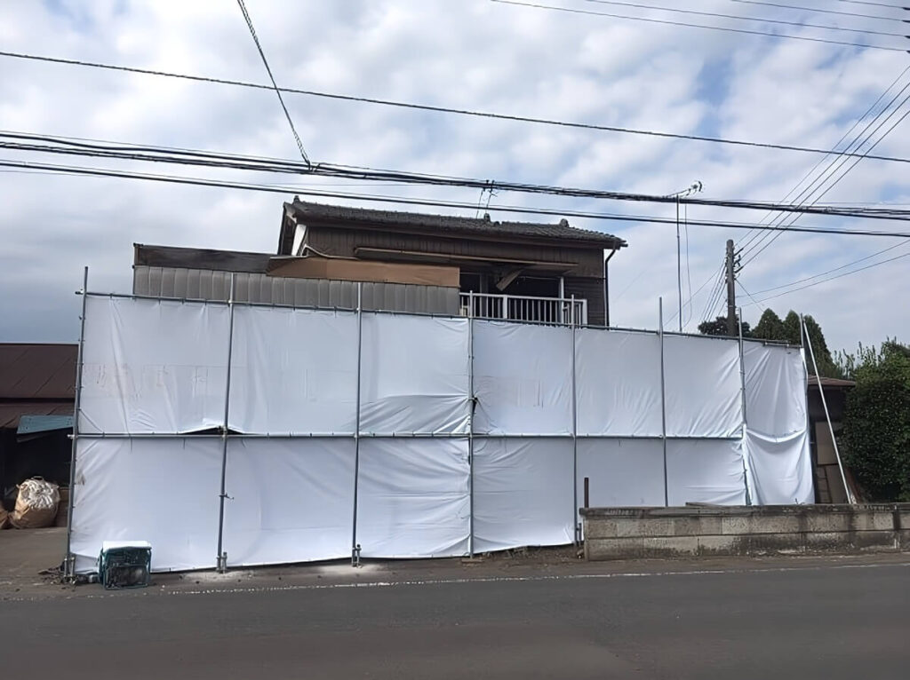 解体工事のため養生が張られた建物