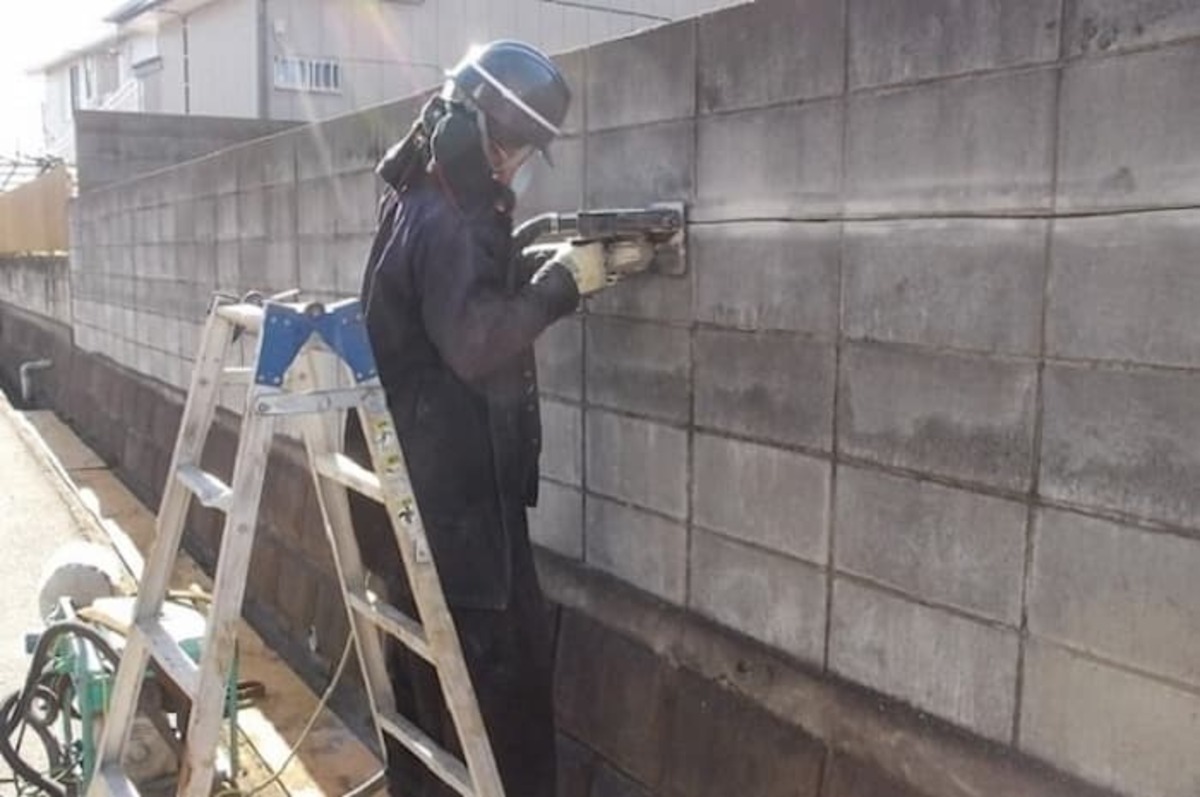 建築基準法を違反しているブロック塀｜カッター入れ
