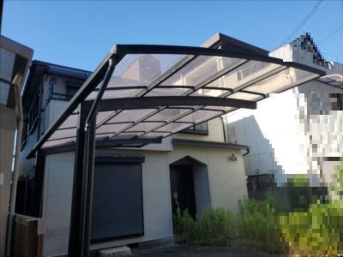 老朽化した空き家にあるカーポート