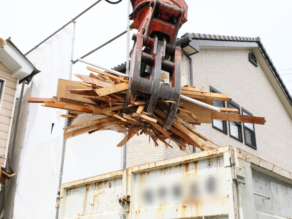 廃材の分別積み込み