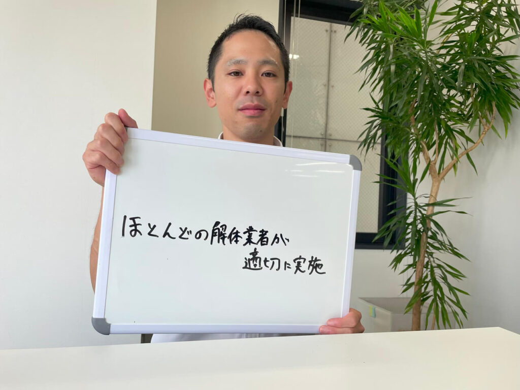 アスベストの法改正について回答する初田さん