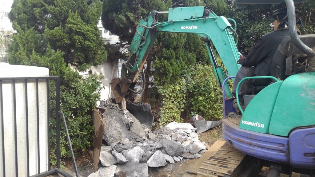 庭の解体工事の様子